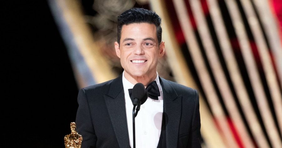 https://www.usmagazine.com/entertainment/pictures/oscars-2019-rami-malek-falls-after-win-treated-by-paramedics/