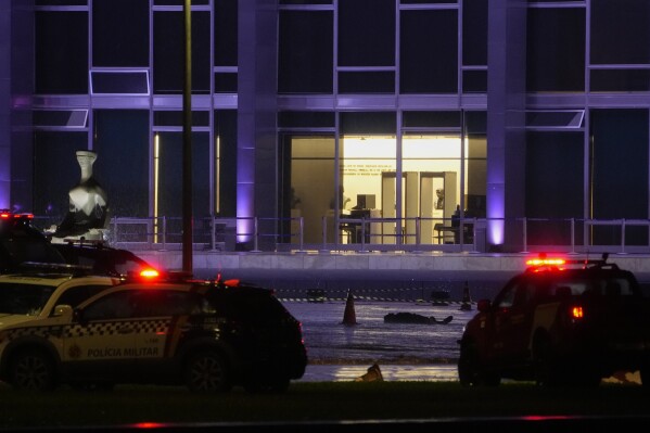 Suicide Outside Brazils Top Court? Timer and explosives?